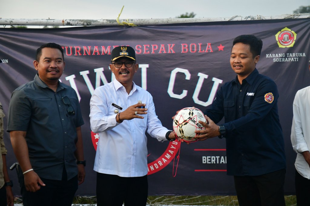 Turnamen Sepak Bola Desa Plumbon Berlangsung Meriah, Wakil Bupati Syaefudin Serahkan Hadiah Jutaan Rupiah