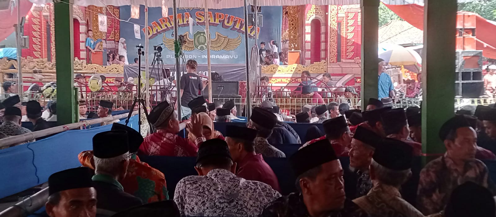 Ngunjung Ki Ageng Plumbon adat Desa Plumbon kecamatan/kabupaten Indramayu.